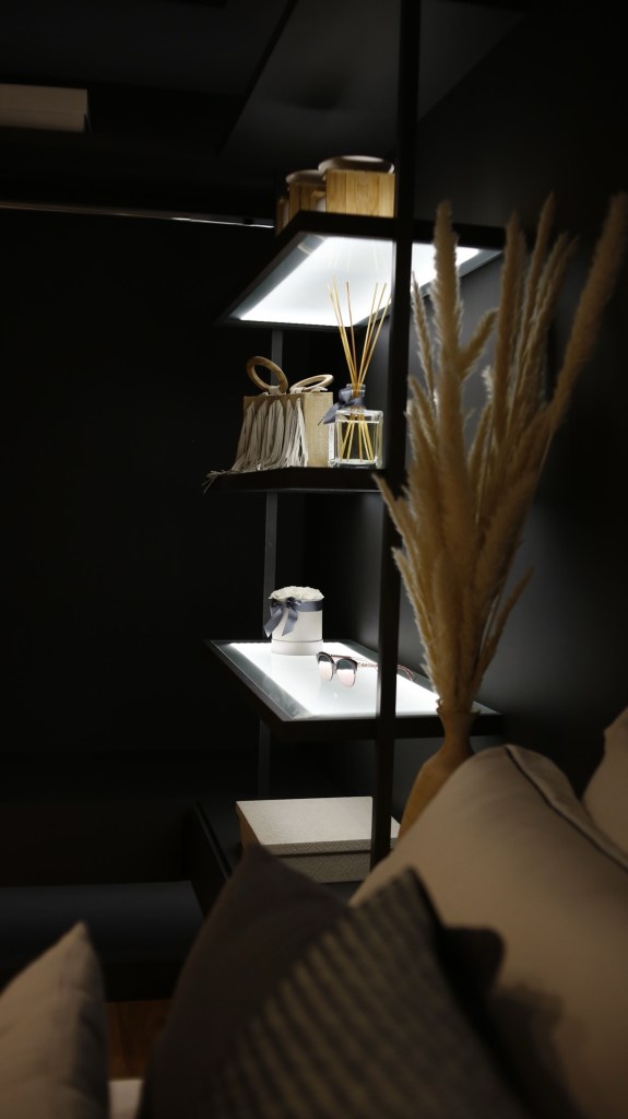 Raft întunecat luminat din interior cu bandă LED